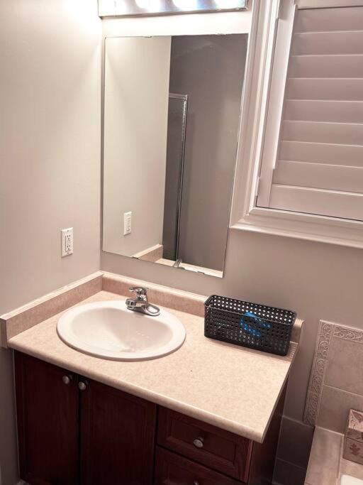 Room In Oshawa, 24/7 Security, Free Parking Εξωτερικό φωτογραφία
